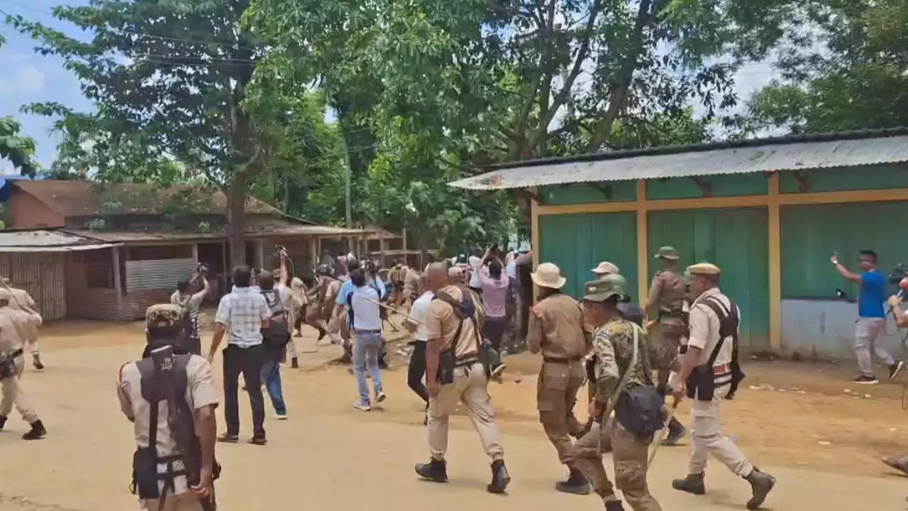 असम के गोलपाड़ा में पुलिस फायरिंग: 1 की मौत, कई पुलिसकर्मी घायल, अवैध कब्जा करने वालों से हुई थी झड़प
