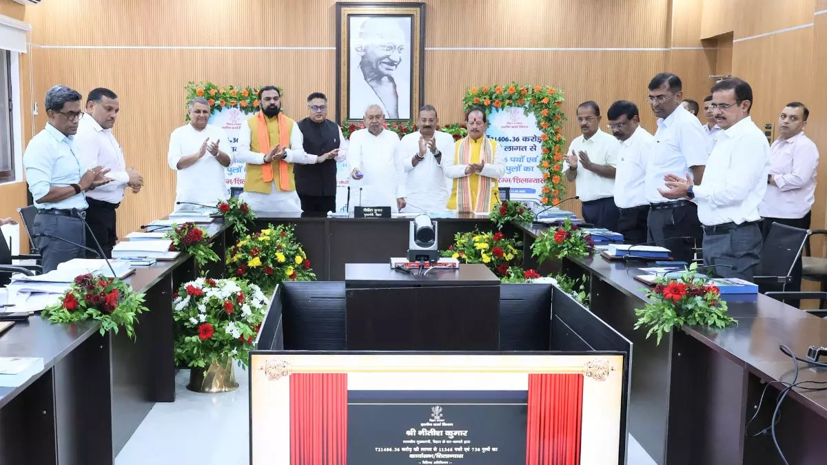 बिहार में ग्रामीण विकास को रफ्तार, CM नीतीश ने 21406 करोड़ की 11346 सड़कों और 730 पुलों की रखी आधारशिला