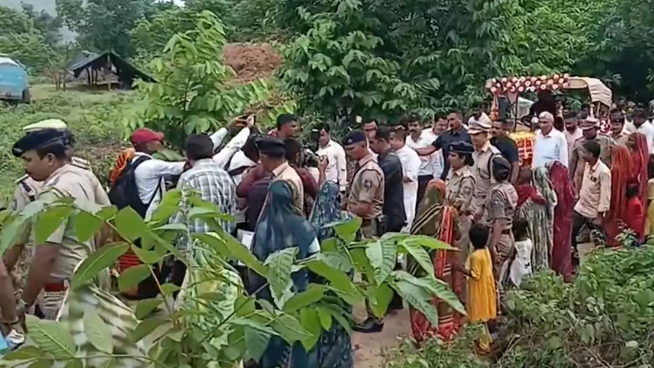गुजरात में अनोखी ‘घर वापसी’ : 11 साल बाद 300 लोग लौटे अपने गांव, पुलिस ने मिटाई दुश्मनी