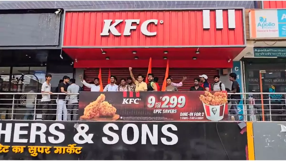 गाज़ियाबाद में सावन के दौरान नॉन-वेज पर बवाल, भड़के हिंदू रक्षा दल के लोग; KFC रेस्टोरेंट बंद कराकर बोले- हर हर महादेव