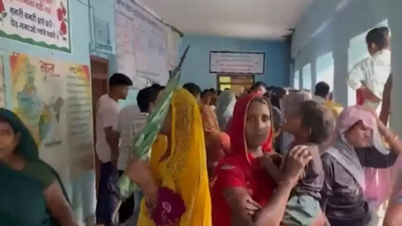 राजस्थान का ये टीचर दो साल से कर रहा था अश्लील मैसेज, छात्राओं के वीडियो बनाकर...ऐसे खुला राज- स्कूल में मचा बवाल