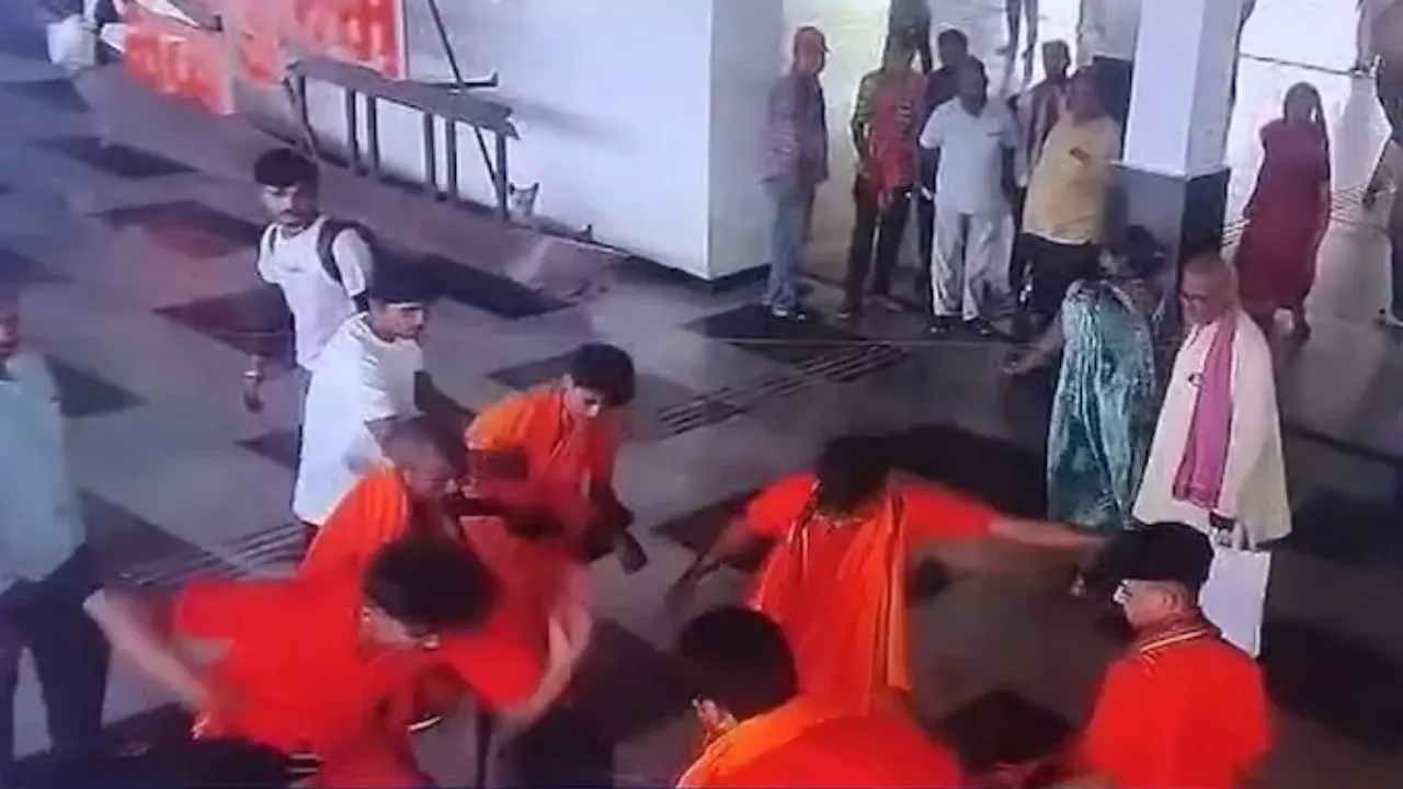 सावन में संग्राम! CRPF जवान को पीटते दिखे कांवड़ियां, जमकर चले लात घूंसे- Video Viral