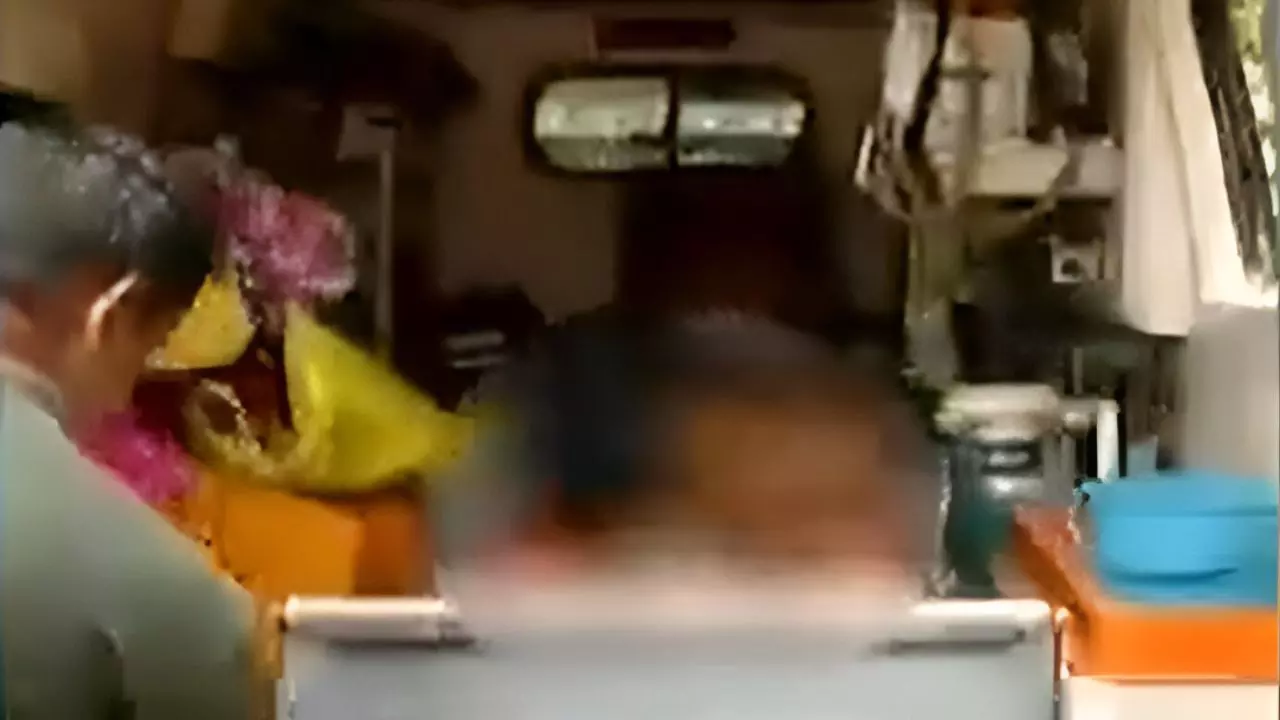 पुरी में दरिंदगी: नाबालिग लड़की को पेट्रोल डालकर जिंदा जलाने की कोशिश, हालत नाजुक; राजनीतिक बवाल तेज पुरी में दरिंदगी: नाबालिग लड़की को पेट्रोल डालकर जिंदा जलाने की कोशिश, हालत नाजुक; राजनीतिक बवाल तेज