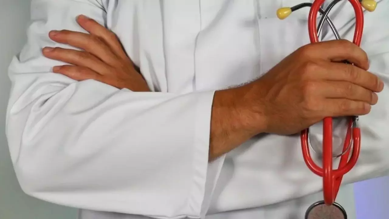 दवा के बदले डॉक्टर करता था Oral और Anal Sex की मांग, महिलाओं ने खोले रितेश कालरा के हॉरर क्लिनिक के राज दवा के बदले डॉक्टर करता था Oral और Anal Sex की मांग, महिलाओं ने खोले रितेश कालरा के हॉरर क्लिनिक के राज