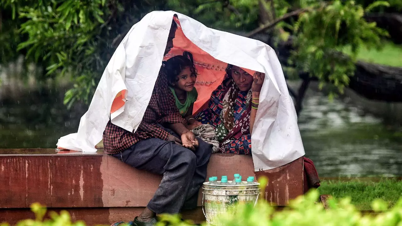 दिल्ली वालों को मिलेगी उमस भरी गर्मी से राहत! पूरे NCR में हवाओं के साथ बारिश का अलर्ट, इन राज्यों में भी बरसेंगे बादल