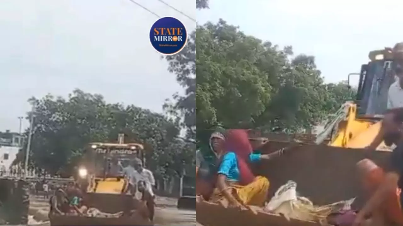 VIDEO: बाढ़ की वजह से एंबुलेंस ने दिया जवाब तो JCB से गर्भवती महिला पहुंची अस्पताल