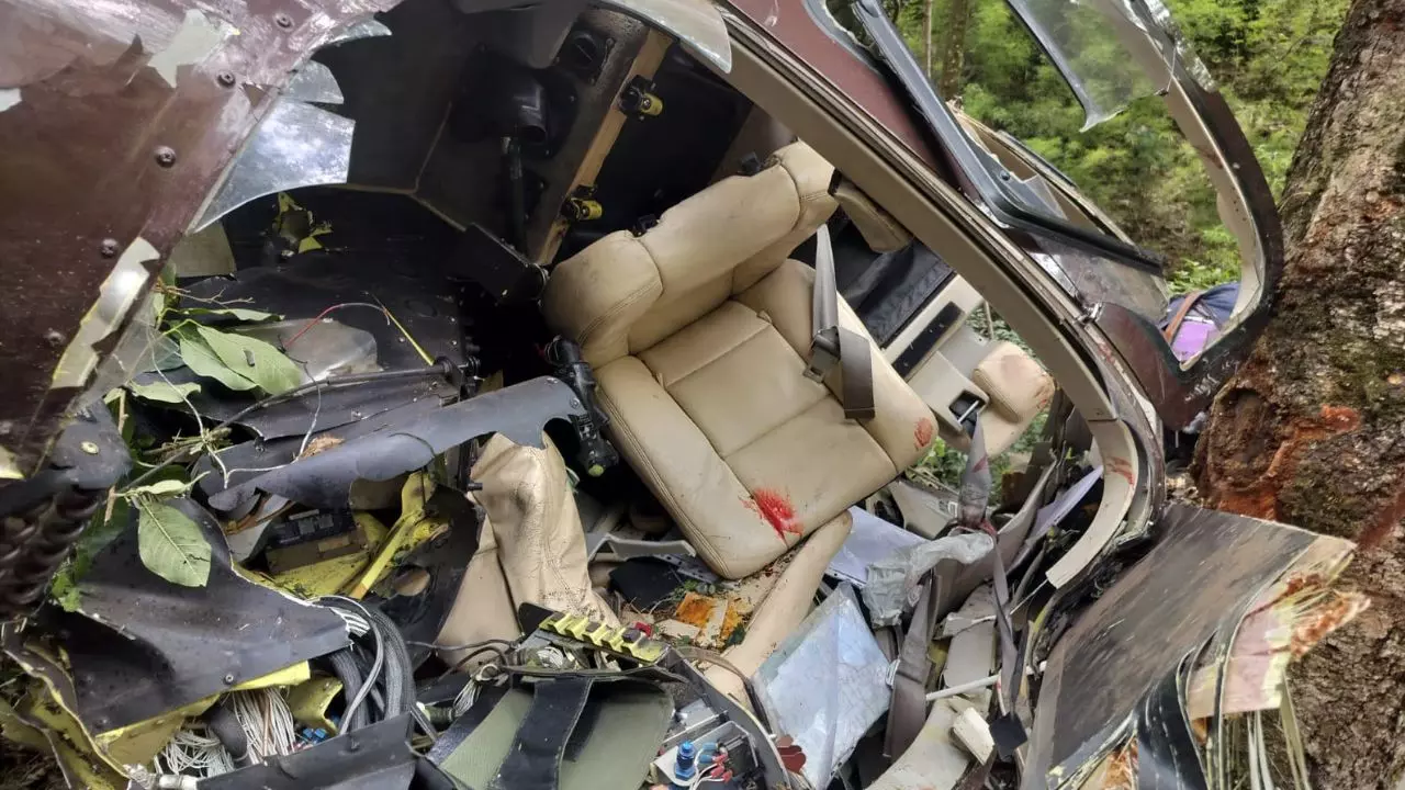 उत्तरकाशी में हेलीकॉप्टर क्रैश का सच आया सामने! केबल में फंस गया था चॉपर का ब्लेड, AAIB की रिपोर्ट में क्या चला पता?