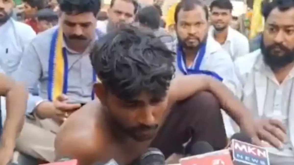 चोरी के शक में आदिवासी युवकों को थाने में बेरहमी से पीटा, गुप्तांग में डाला मिर्च पाउडर ; तीन पुलिसकर्मी सस्पेंड