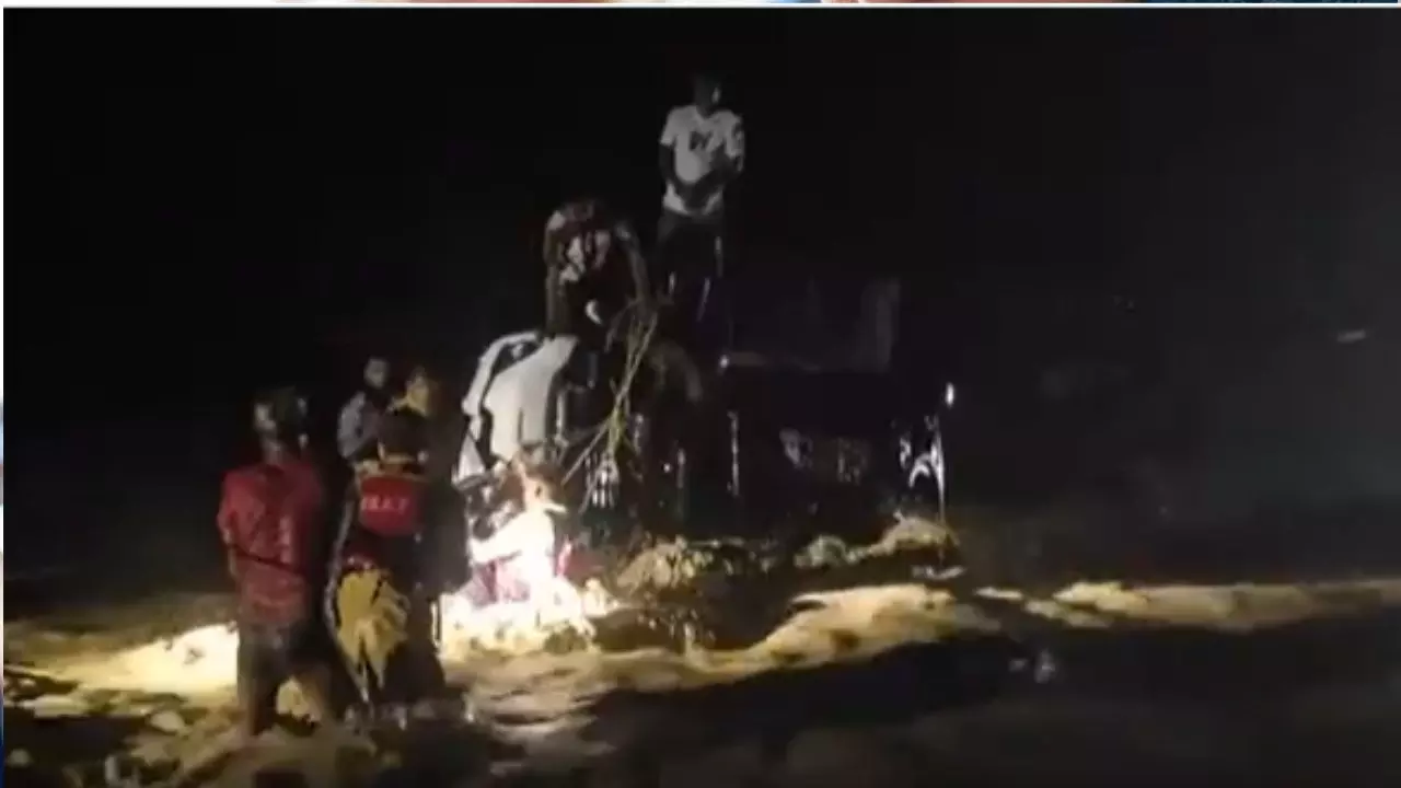 नैनीताल में पानी के बहाव में बही फॉर्च्यूनर, बड़ी मुश्किल से 10 पर्यटकों को निकाला गया बाहर | VIDEO