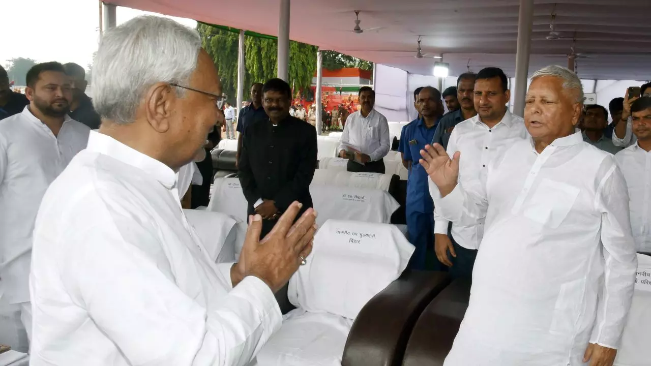 Bihar Election 2025: पॉलिटिक्स के खिलाड़ी दोनों, जीतेगा तो कोई एक ही न, लालू-नीतीश में कौन-कैसे मारेगा बाजी? ‘यक्ष-प्रश्न’ तो यह है!