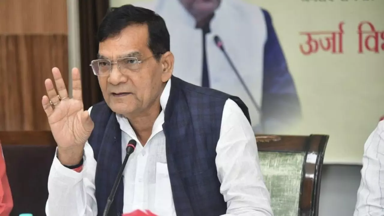 यूपी के बिजली मंत्री की बिजली गुल, जब तक जागा सिस्टम – सस्पेंड हो गए पांच अफसर