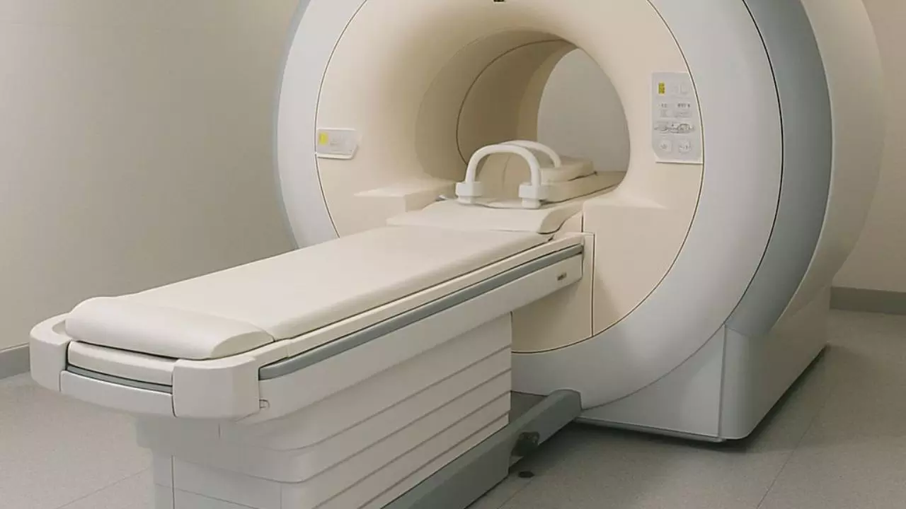 एक झटके में MRI मशीन ने निगल ली शख्स की जान, चेन बनी मौत का कारण! जानें ज्वेलरी पहनकर क्यों नहीं जाना चाहिए