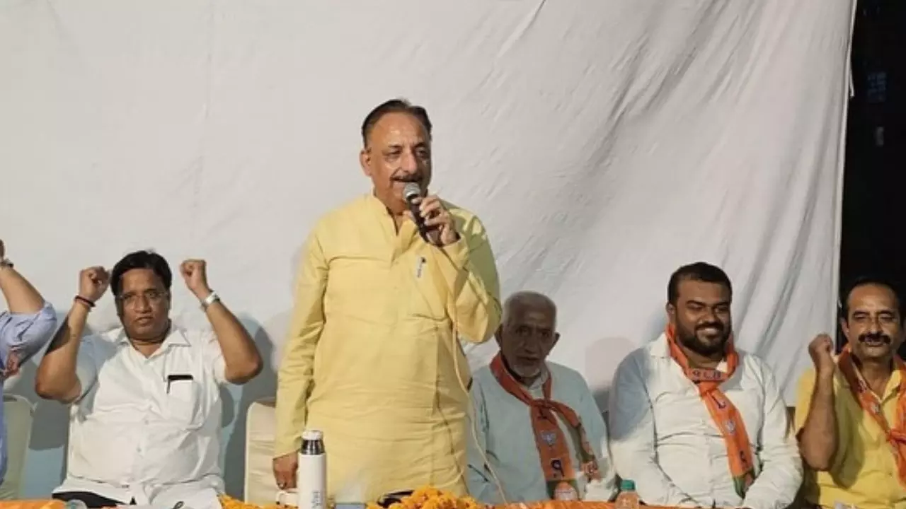 मैं देता हूं पैसे, पता है आप बिना पैसों के काम... बिजली विभाग के अधिकारियों से क्यों नाराज हुए विधायक राजीव गुम्बर? मैं देता हूं पैसे, पता है आप बिना पैसों के काम... बिजली विभाग के अधिकारियों से क्यों नाराज हुए विधायक राजीव गुम्बर?
