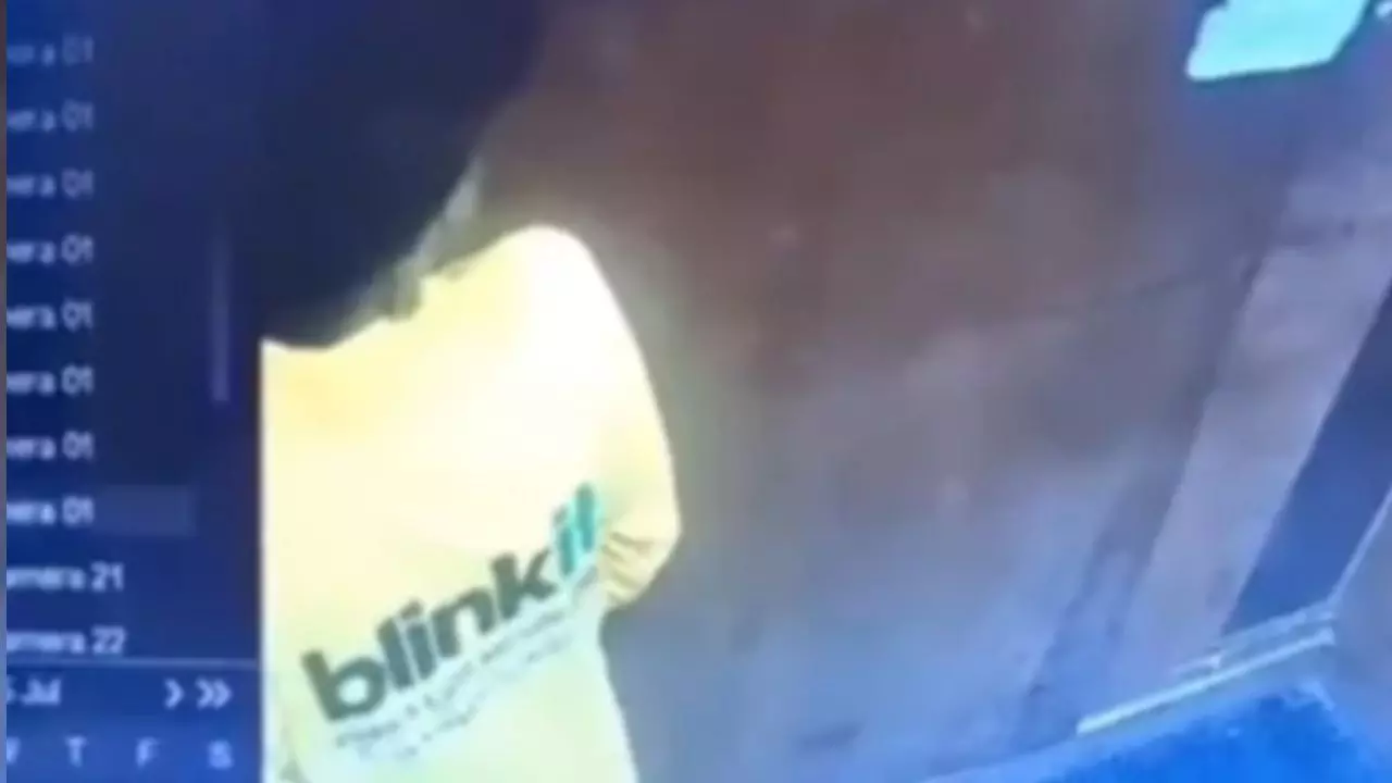 सोसाइटी की लिफ्ट में किया पेशाब फिर... कैमरे में कैद हुई Blinkit डिलीवरी एजेंट की शर्मनाक हरकत | Viral Video सोसाइटी की लिफ्ट में किया पेशाब फिर... कैमरे में कैद हुई Blinkit डिलीवरी एजेंट की शर्मनाक हरकत | Viral Video