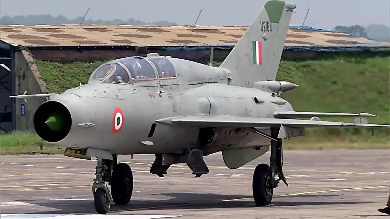 End of an Era! भारतीय वायुसेना में MiG-21 का सफर खत्म: सितंबर में होगी रिटायरमेंट, तेजस डिलीवरी में देरी से बढ़ी चिंता End of an Era! भारतीय वायुसेना में MiG-21 का सफर खत्म: सितंबर में होगी रिटायरमेंट, तेजस डिलीवरी में देरी से बढ़ी चिंता