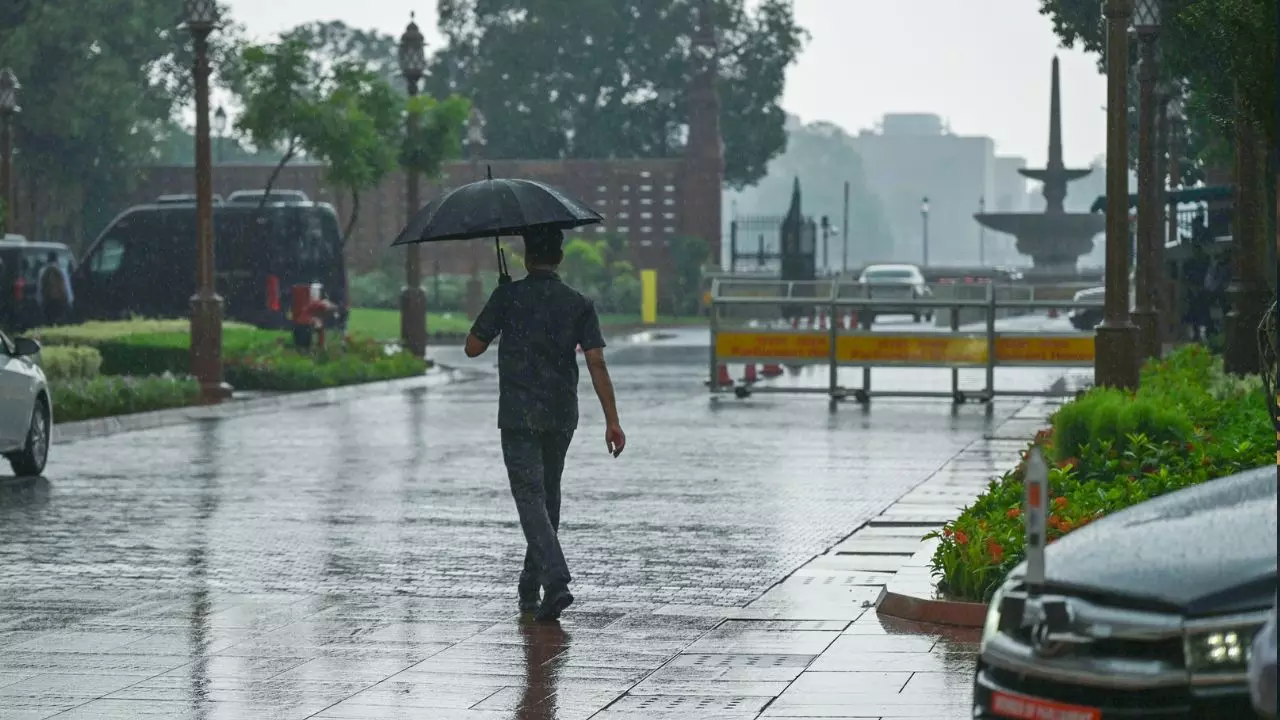 दिल्ली‑NCR में जोरदार बारिश से खुशनुमा हुआ माहौल, मौसम विभाग ने इन राज्यों को भी दी चेतावनी