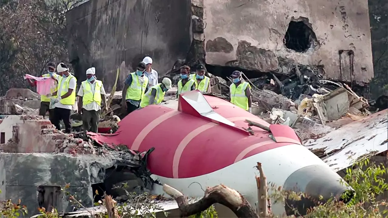 Ahmedabad Air India Plane Crash: ब्रिटेन में मृतक के परिजनों को भेजे गए गलत शव, गम और हुआ गहरा, हुई किरकिरी