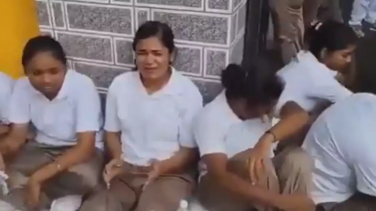 लड़कियां नंगे नहा रहीं, टॉयलेट के पास कैमरा, प्रभारी गाली देते हैं..., गोरखपुर में 600 महिला कांस्टेबल का विरोध प्रदर्शन- Video