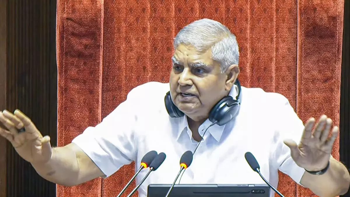 Mercedes, पोस्टर और पावर: धनखड़ को चाहिए था VIP ट्रीटमेंट, मिला सियासी अपमान; कैसे केंद्र की राह में कांटा बन गए VP?