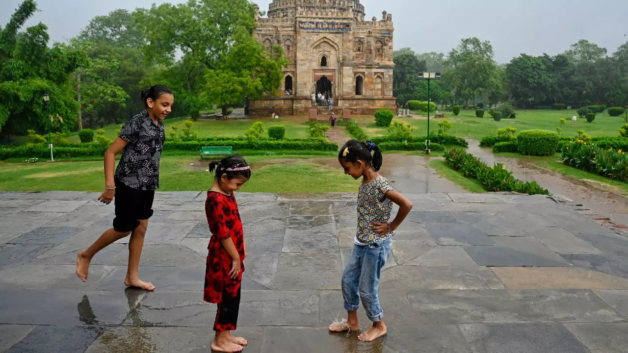 दिल्ली-NCR में झमाझम बारिश के वीडियो देख दिल खुश हो जाएगा, आज पूरे दिन बरसेंगे बादल | VIDEO