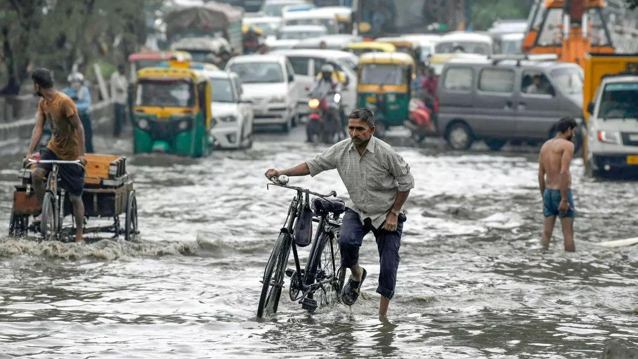 दिल्ली-एनसीआर में बारिश से जलभराव, हिमाचल-उत्तराखंड में भी कुदरत का कहर; जानें कैसा रहेगा अन्य राज्यों का हाल