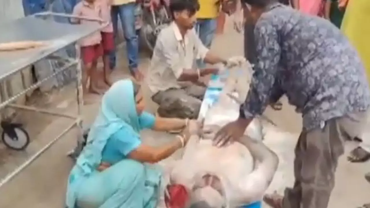 बिहार के इस अस्पताल में गजब का तमाशा! मुर्दा को जिंदा करने के लिए शव पर लगाया आटा-पाउडर और फिर...