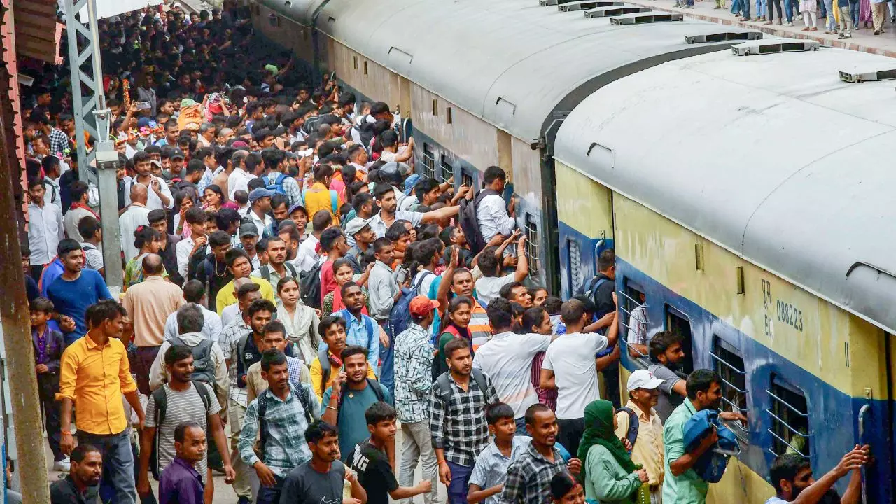 Indian Railways: 6 साल और 33 करोड़ से ज्यादा यात्री, 2019 से लगातार बढ़ रही सवारियों की संख्या; जानिए पूरा डेटा Indian Railways: 6 साल और 33 करोड़ से ज्यादा यात्री, 2019 से लगातार बढ़ रही सवारियों की संख्या; जानिए पूरा डेटा