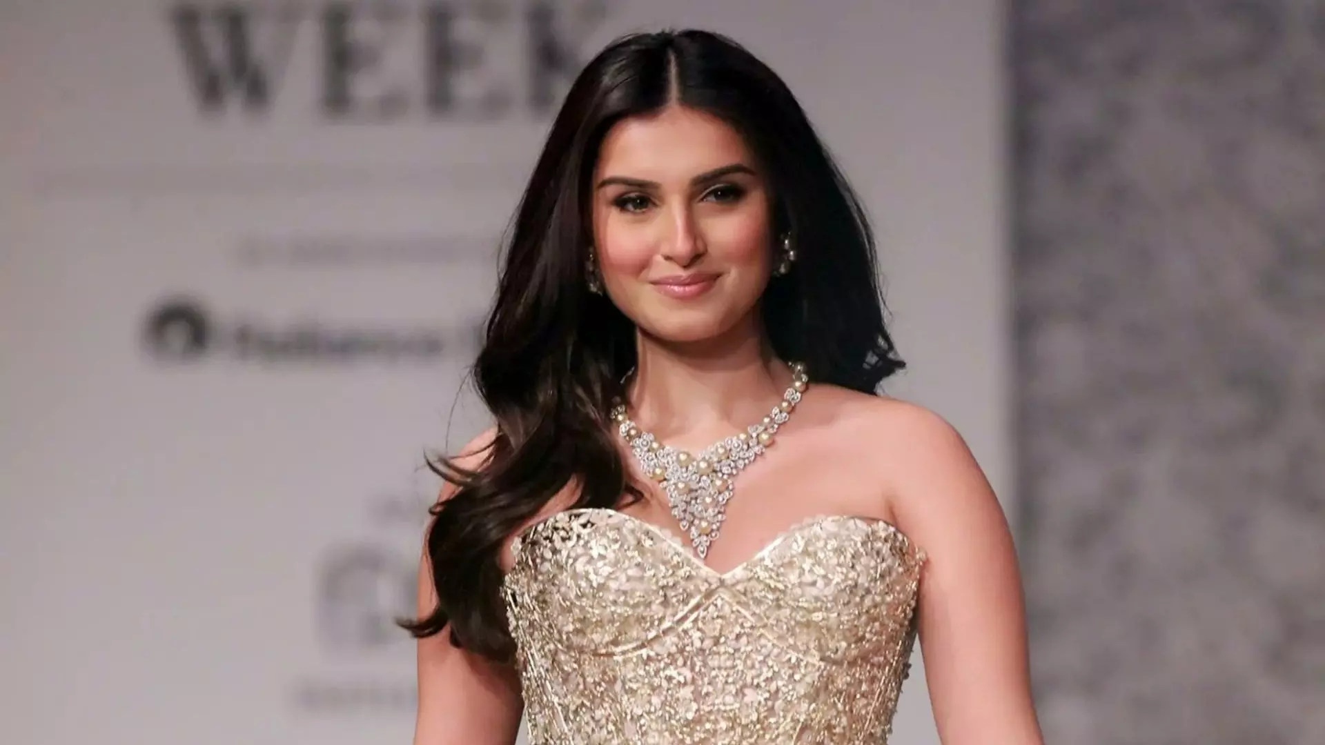 India Couture Week में Tara Sutaria का रॉयल लुक, 1819 हीरों से जड़ा नेकलेस पहन रैंप पर लूटी लाइमलाइट