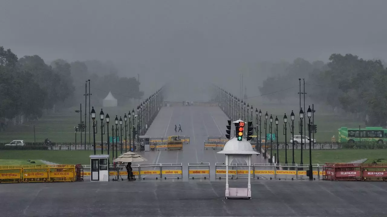 दिल्ली-NCR में दो दिनों तक बारिश की चेतावनी, मौसम विभाग ने कई राज्यों के लिए जारी किया अलर्ट, पढ़िए नया अपडेट
