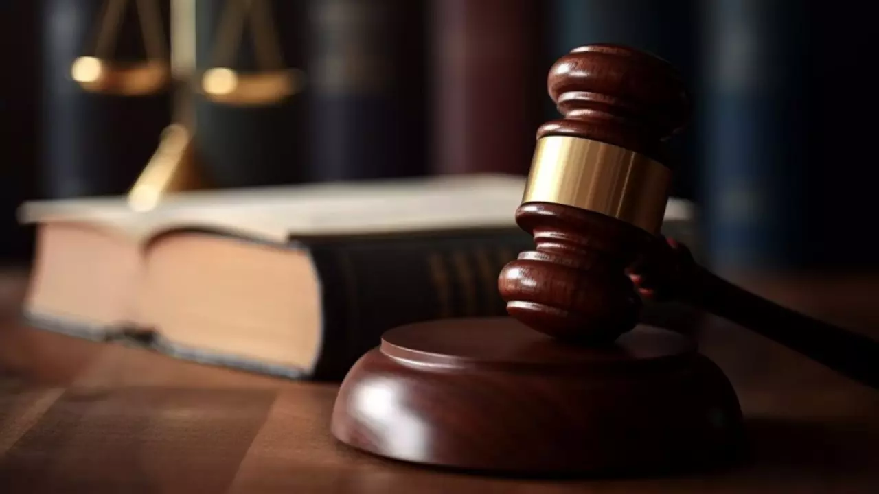 क्या इंग्लिश के बिना काम नहीं चलेगा! उत्तराखंड HC ने नैनीताल के एडीएम के हिंदी में बात करने पर उठाए सवाल
