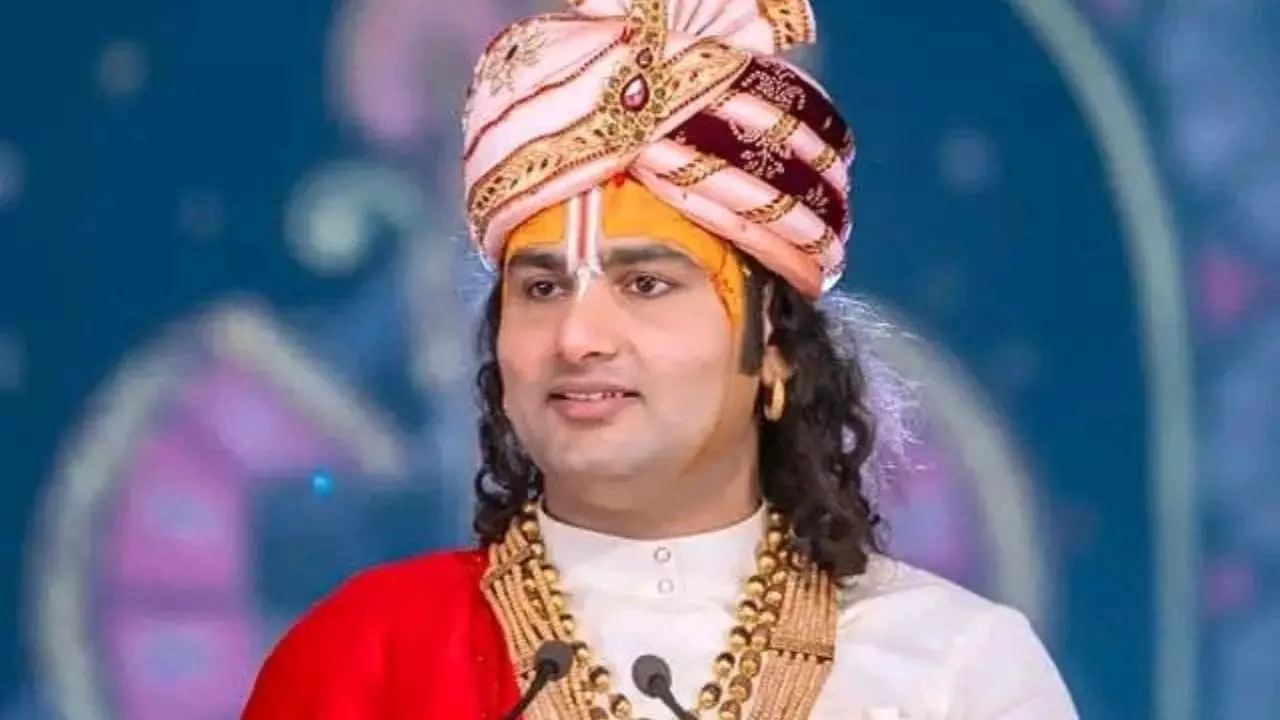 मुझे माफ कीजिए... लड़कियों को लेकर विवादित बयान पर Aniruddhacharya ने बोला- SORRY | VIDEO