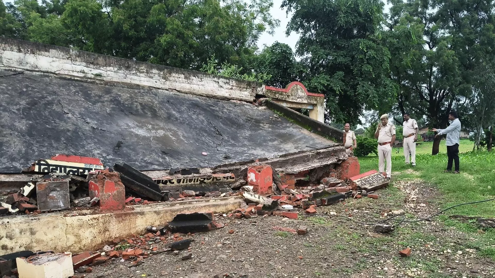कब रुकेगा ये सिलसिला! झालावाड़ हादसे के बाद मोना डूंगर में भी गिरा स्कूल का छज्जा, बाल-बाल बचे छात्र