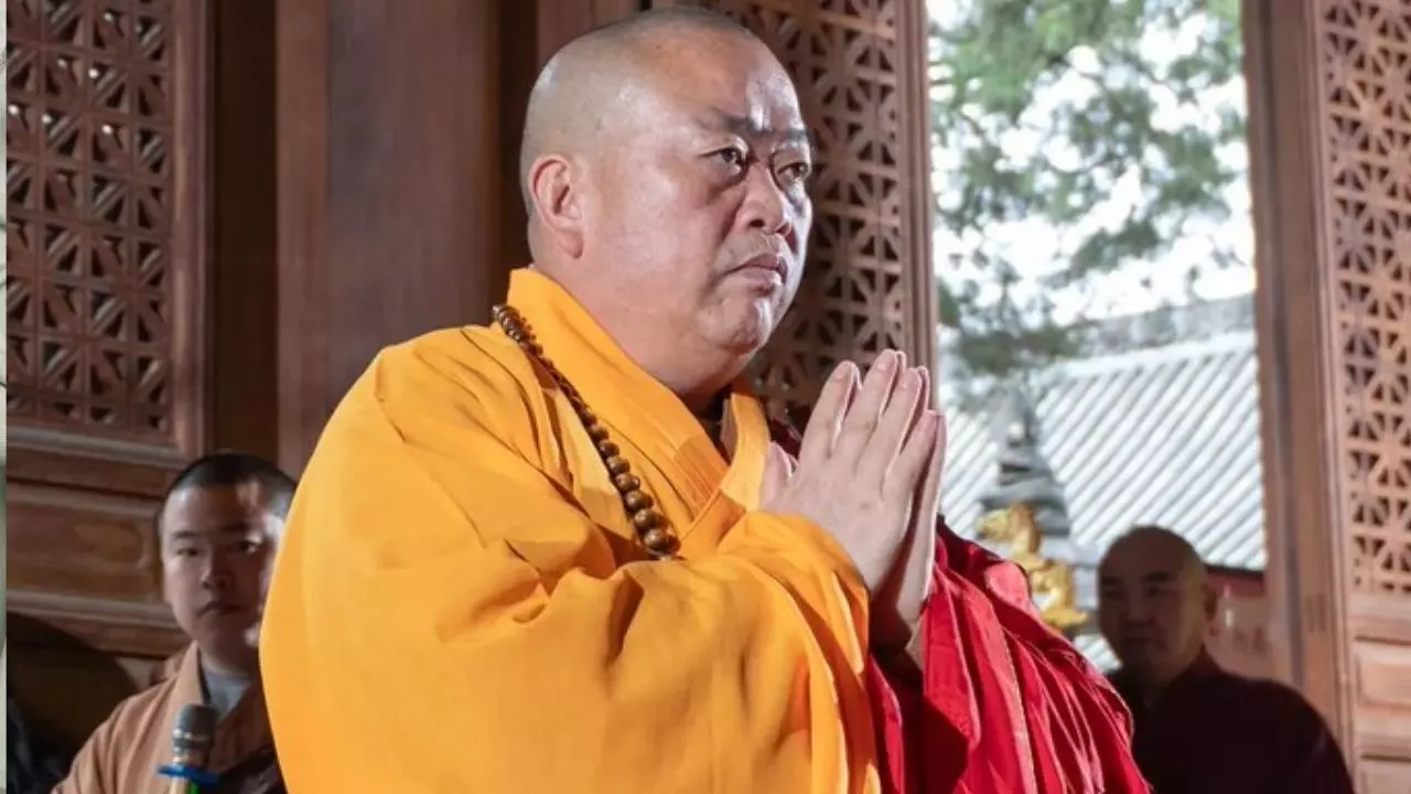कौन हैं Shi Yongxin? शाओलिन मंदिर के मठाधीश पर महिलाओं के साथ अवैध संबंध रखने का आरोप, विवादों से रहा है नाता