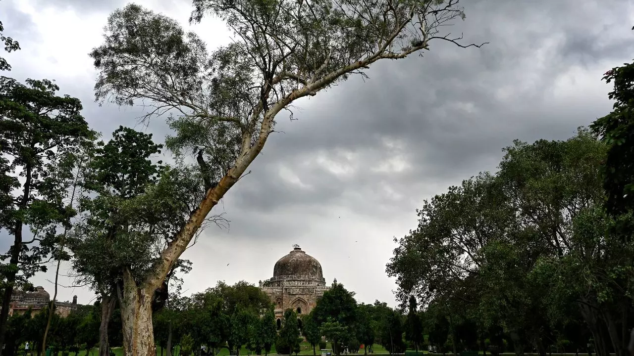 दिल्ली-NCR में सुस्त पड़ा मानसून! गर्मी से लोगों का हाल-बेहाल, जानें कैसा रहेगा आज का मौसम