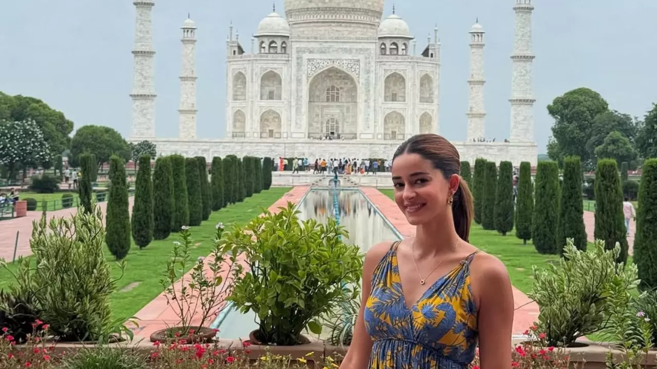 एक फ्रेम में दो ब्यूटी...ताजमहल का दीदार करने पहुंची Ananya Panday; देखें तस्वीरें