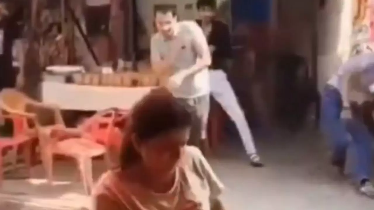 मथुरा में कुल्हड़ युद्ध!  बरसाना में लस्सी दुकानदारों की सरेआम लड़ाई, ईंट-लाठी और कुल्हड़ से हमला- Video