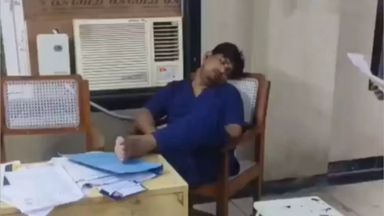 ये कैसी लापरवाही! इमरजेंसी में AC के सामने सोता रहा डॉक्टर, तड़पकर मरीज की हो गई मौत; Video Viral होने के बाद सस्पेंड