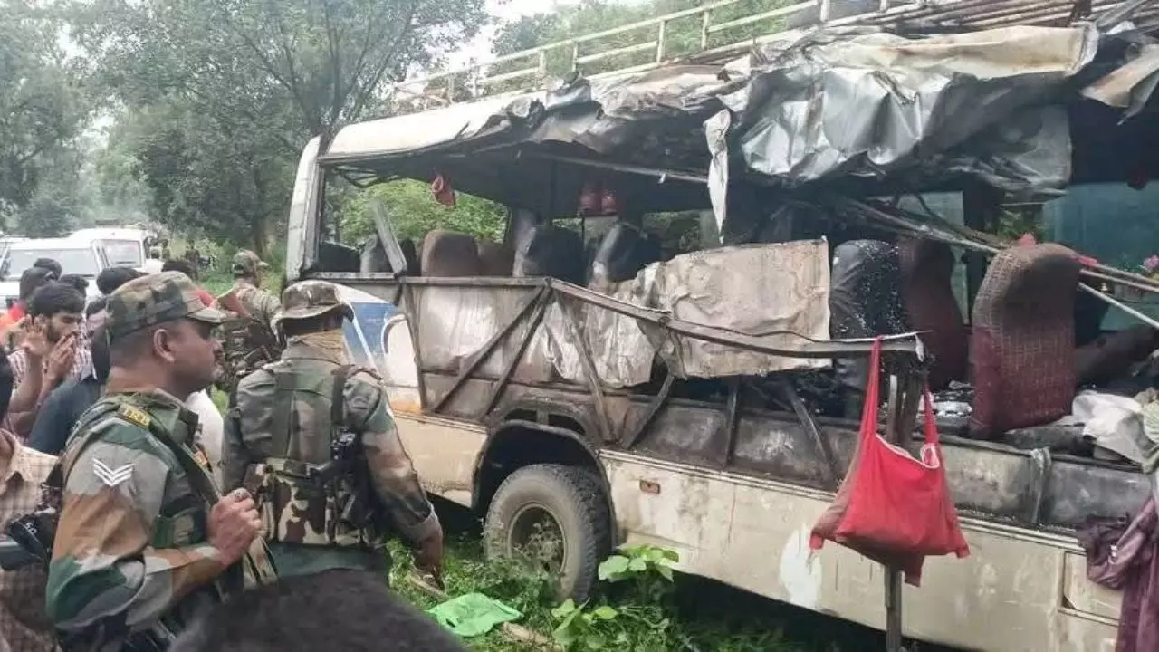 झारखंड के देवघर में ट्रक से टकराई कांवड़ियों से भरी बस, 18 की मौत, दर्जनभर से ज्यादा घायल झारखंड के देवघर में ट्रक से टकराई कांवड़ियों से भरी बस, 18 की मौत, दर्जनभर से ज्यादा घायल