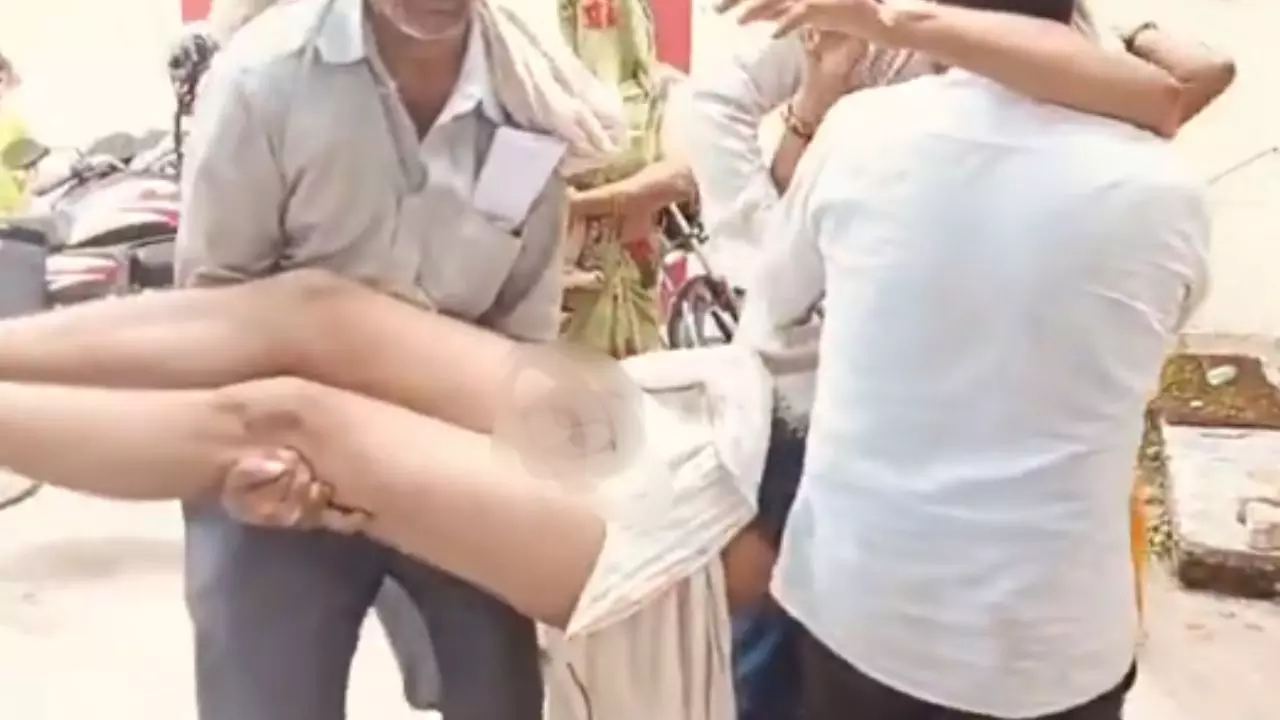 CM पोर्टल पर की शिकायत तो पुलिस ने प्राइवेट पार्ट पर मारी लात! मथुरा में युवक की पिटाई का वीडियो वायरल