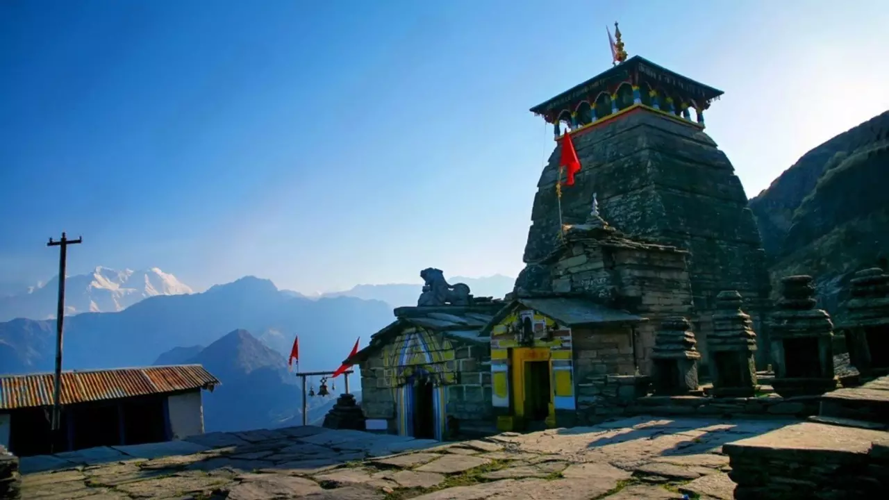 खतरे में पंच केदार में से एक तुंगनाथ! एक तरफ झुक गया मंदिर, चट्टानों में दरारें आने का क्या है कारण?
