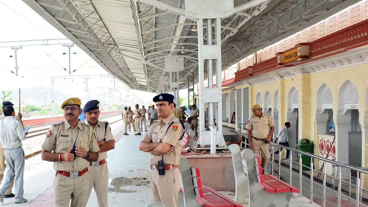 Rajasthan: पुलिस ने गरीब मां की गोद में उसके बच्चे को डाला तो फूट पड़ी उसकी रुलाई, कहा- भगवान...