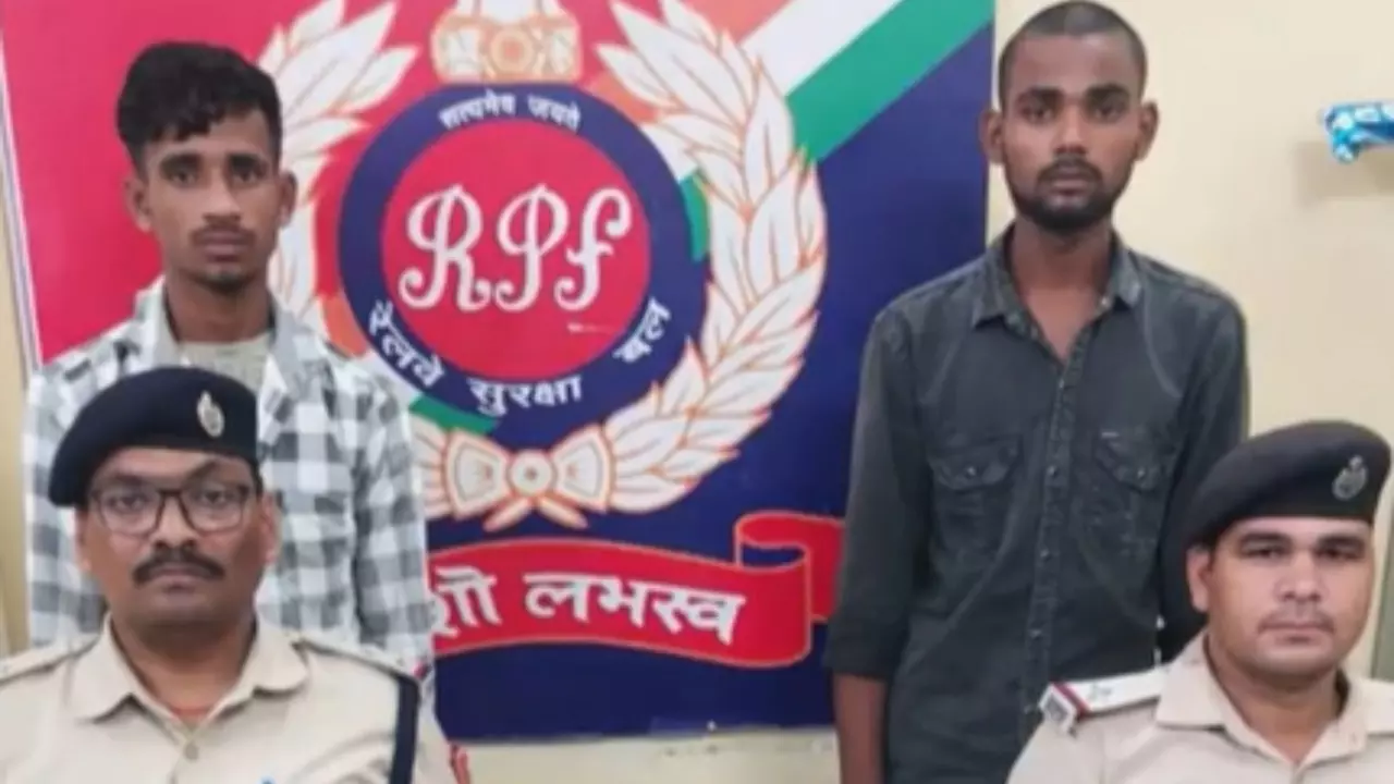 सोशल मीडिया पर फेमस होने लिए दो युवकों ने ट्रेन यात्रियों पर किया डंडे से हमला, RPF ने सिखाया सबक | Video Viral