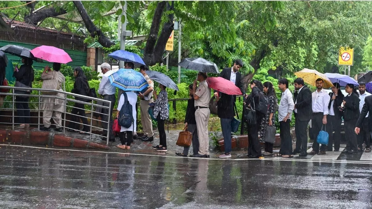 दिल्ली-NCR में वीकेंड रहेगा मजेदार! मौसम विभाग ने बारिश और तेज हवा का जारी किया अलर्ट