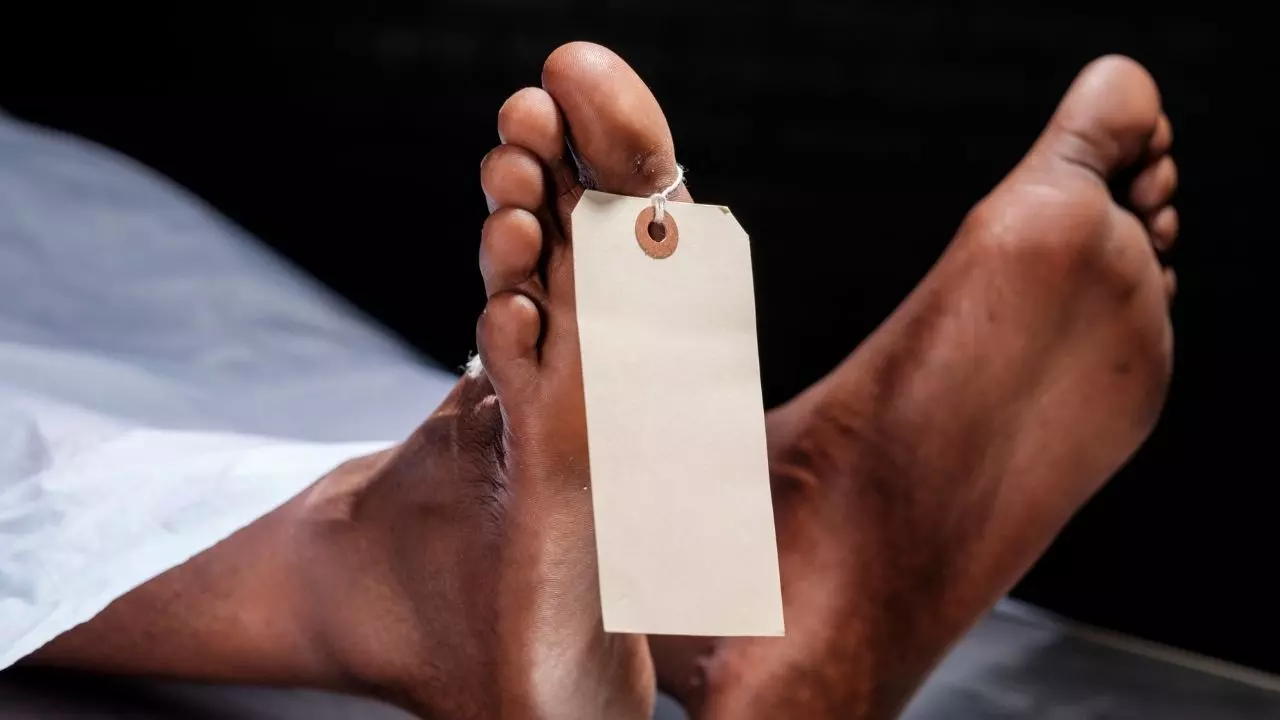 कुर्सी पर बैठे-बैठे अचानक गिरा डिलीवरी बॉय, हार्ट अटैक आने से हुई मौत, कैमरे में रिकॉर्ड हुआ खौफनाक मंजर