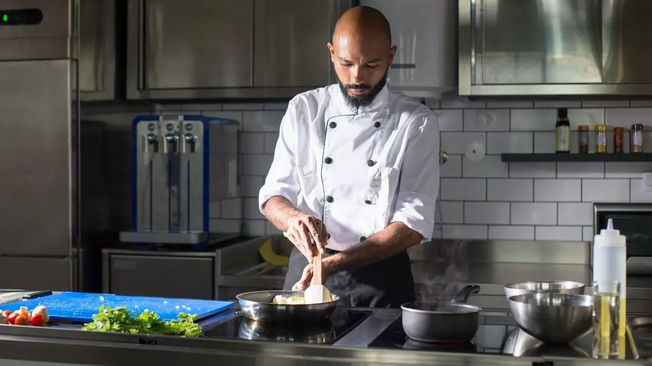 मुबंई में सिर्फ खाना बनाकर कुक बन रहे लखपति! एक घर से चार्ज कर रहे 18 हजार रुपये, जानें कितनी हो रही महीने की कमाई