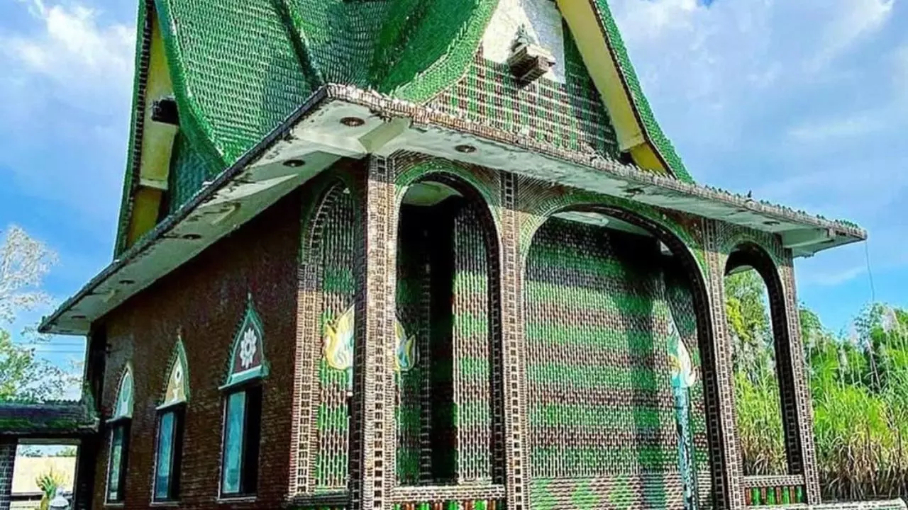 ईंट-पत्थर नहीं, बीयर की बोतलों से बना दिया मंदिर, 40 साल से भी पुराना दिलचस्‍प किस्‍सा; ऐसे आया आइडिया