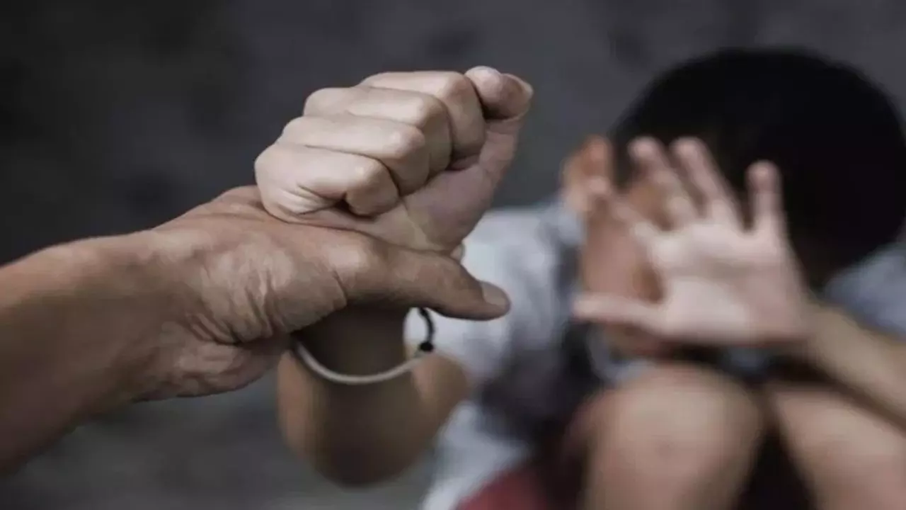 पिकनिक मनाने गए नाबालिग से 3 युवकों ने किया गैंगरेप, दी जान से मारने की धमकी; कहा- मुंह खोला तो कर देंगे Video Viral