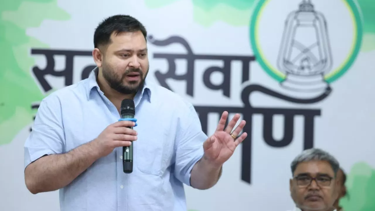 बिहार में तेजस्वी VS चुनाव आयोग, 65 लाख वोटर लिस्ट आउट से सियासत घमासान! RJD ने EC से किए ये 10 सवाल