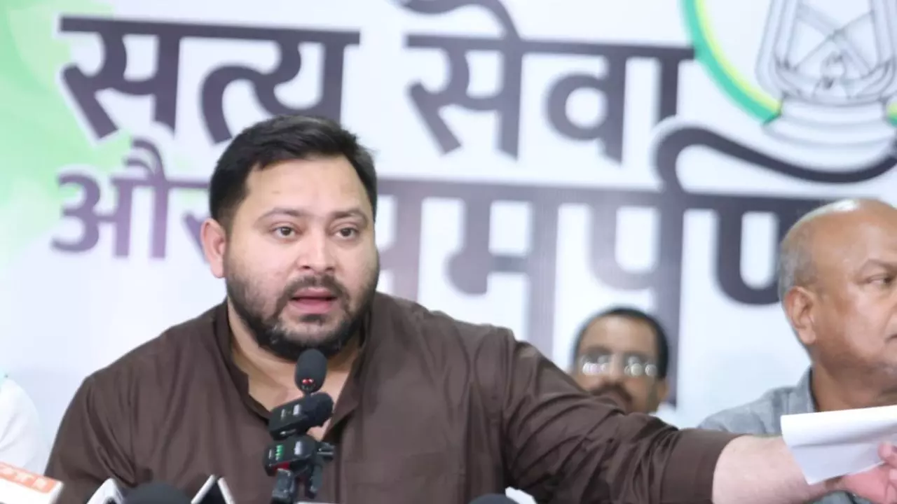EC को घेरते-घेरते खुद जांच के घेरे में तेजस्वी, सामने आया डबल वोटर कार्ड विवाद! Voter List को लेकर पूर्व IAS वाला दावा भी खारिज