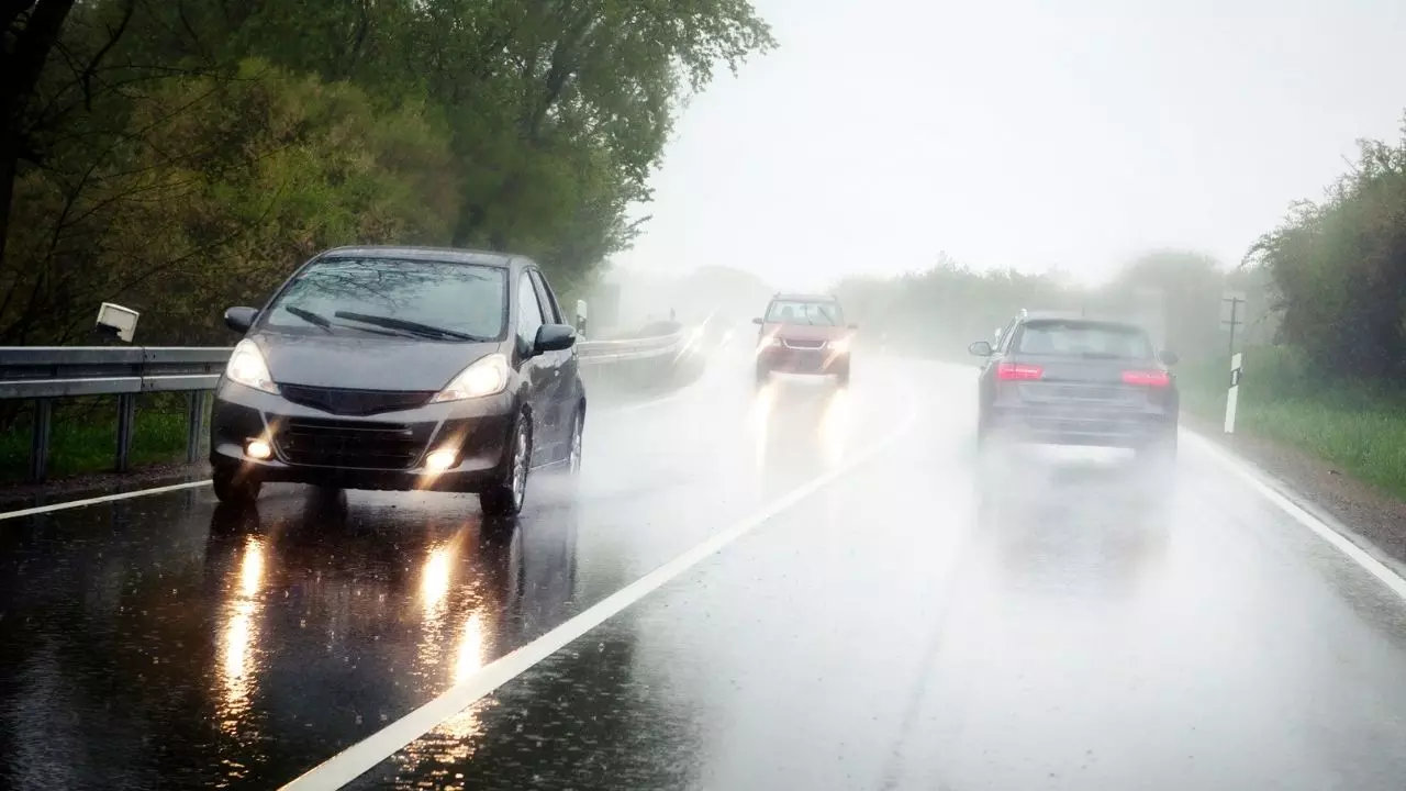 दिल्ली-NCR से लेकर देशभर में मानसून का असर, हिमाचल में फटे बदल, रोकी गई अमरनाथ की यात्रा; जानें यूपी का क्या है हाल